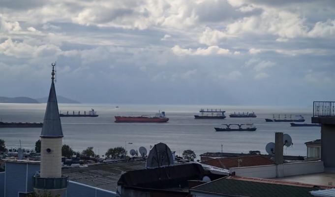 Vapoarele așteaptă, ca la semafor, să intre în portul din Istanbul. Video