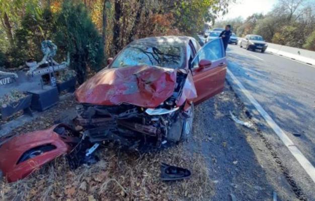 Două autoturisme s-au ciocnit violent, în Tuzla. Un bărbat a fost rănit grav