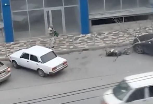 Un bărbat înarmat din Rusia a omorât 3 oameni pe stradă iar apoi s-a sinucis. Video