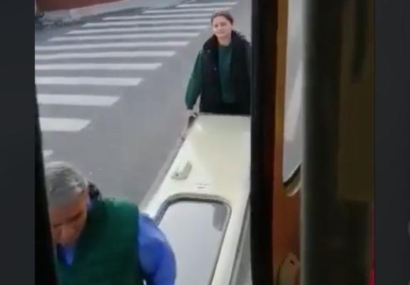 Un tramvai a pierdut o ușă în mers. Vatmanul, ajutat de un călător să o recupereze. Video