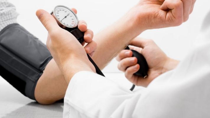 Cât trebuie să fie tensiunea arterială în funcție de vârstă și ce simptome apar în caz de criză hipertensivă