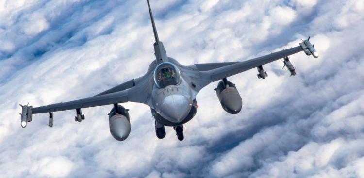 România scoate avioanele F-16: exerciții la joasă în altitudine