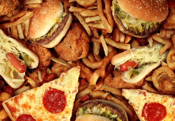 Visul american, în varianta românească! 20% din banii cheltuiți în HORECA merg pe mâncare fast food!