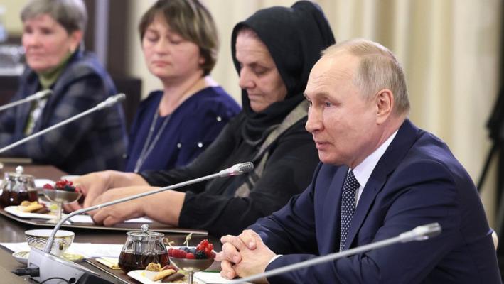 Putin le-a dat mamelor soldaților ruși morți în Ucraina fursecuri și ceai: „Vă împărtășesc durerea”