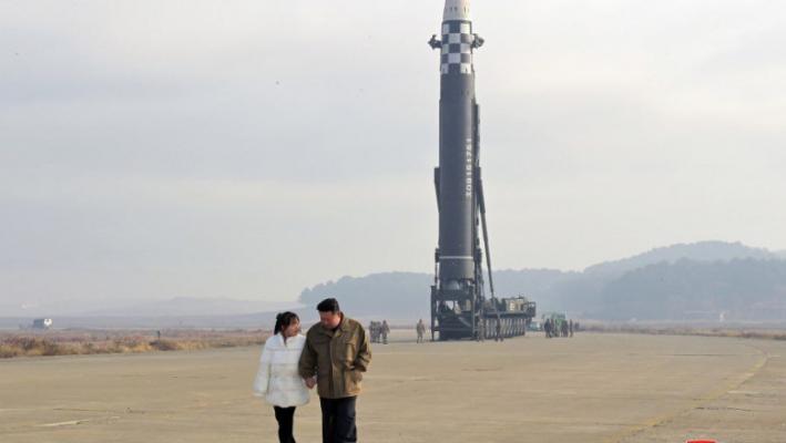 Surpriză la Phenian: Kim Jong-un a apărut însoțit de fiica sa, pentru prima dată în public, la lansarea unei noi rachete