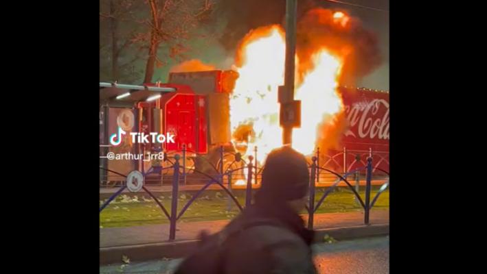 Celebrul camion Coca-Cola al lui Moș Crăciun a luat foc