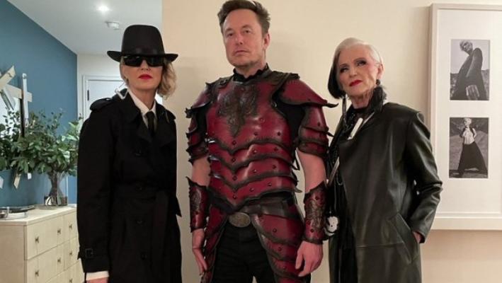 Elon Musk a postat pe Twitter poze de Halloween costumat alături de mama sa