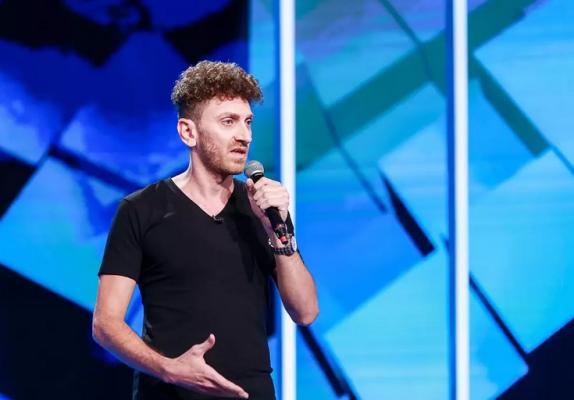 Cine este Mahmoud Chaher, sirianul de la „iUmor” sezonul 13. Concurentul s-a calificat direct în finală