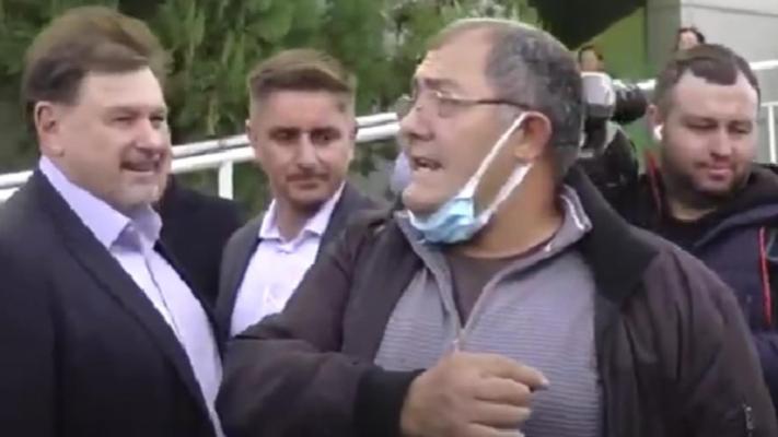 Momente halucinante! Un bărbat revoltat cu soacra pe targă în fața spitalului, ignorat complet de Marcel Ciolacu și Alexandru Rafila