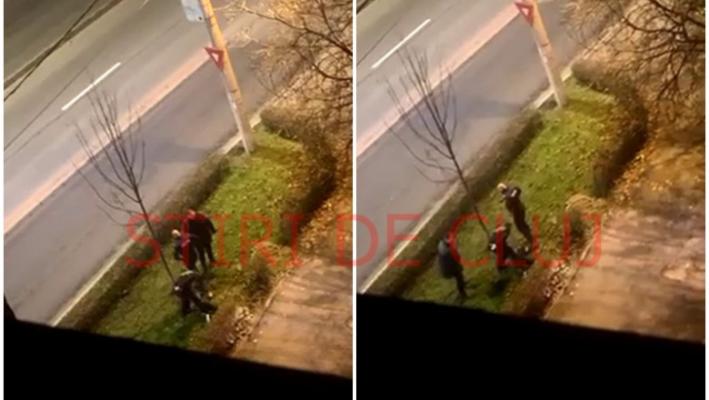Momentul în care un tânăr încătușat este călcat pe cap de un poliţist! Video
