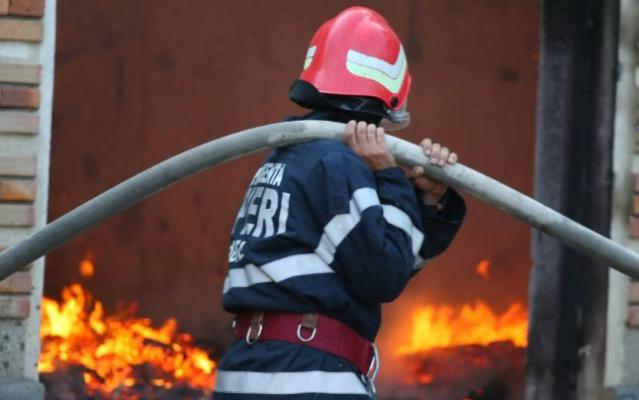 O mașină a luat foc în Constanța