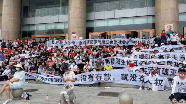 Studenții protestează în China, manifestațiile fără precedent au cuprins toată țara din cauza blocajelor Covid