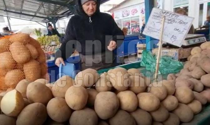 Multă dragoste și sex… soluția comercianților din piețe să facă față frigului. Video!  