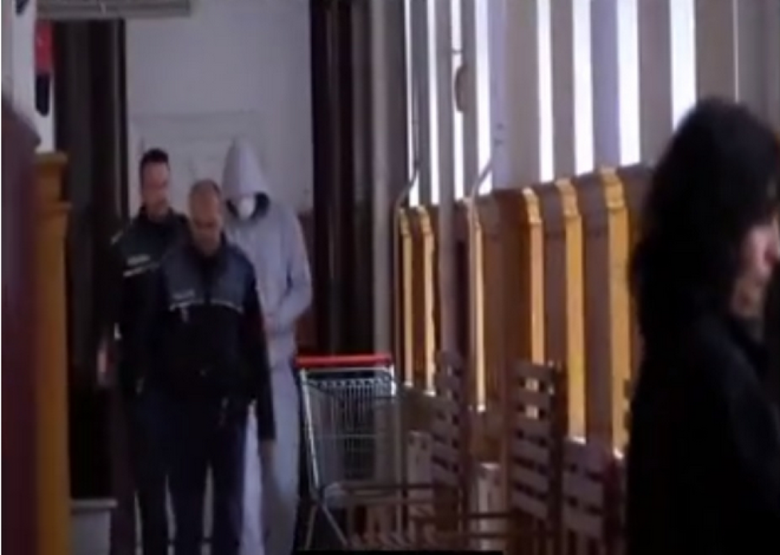 Culita Sterp, adus cu catuse in fata magistratilor! Video Culiţă Sterp, adus cu cătuşe în faţa magistraţilor! Video
