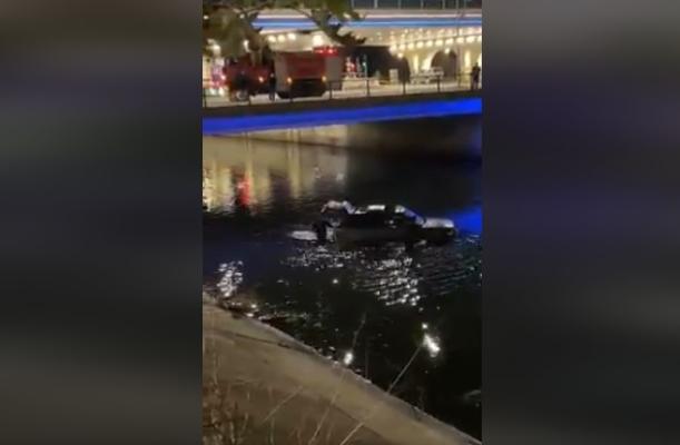 Șofer salvat de pompieri, după ce a plonjat cu mașina în râul Dâmbovița. Video