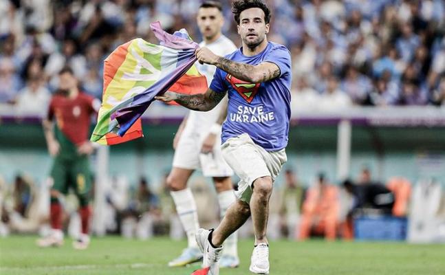 Incident la Cupa Mondială: Un fan a intrat pe teren cu un steag LGBT, la meciul Portugalia-Uruguay. Video