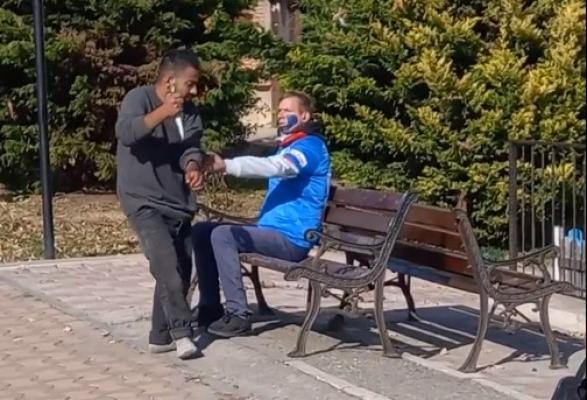 Individ periculos, înarmat cu un cuțit, a creat panică într-un parc din Ovidiu. Video