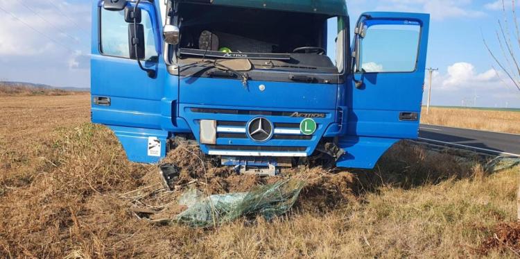 Un TIR a  a ieșit în afara părții carosabile după ce a lovit un cap de pod, în localitatea Dorobanțu