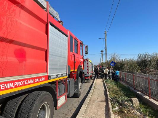 O motocicletă pe care se aflau două persoane a intrat în gardul unei gospodării