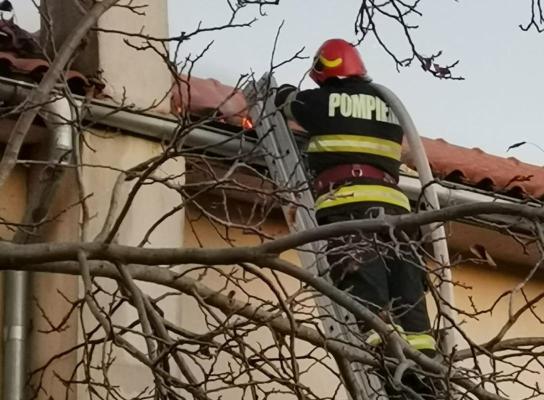 Incendiu în Palazu Mare. Acoperișul unei case a luat foc. Video