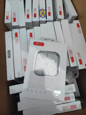 Căști Apple și alte bunuri, posibil fake, confiscate de inspectorii vamali constănțeni