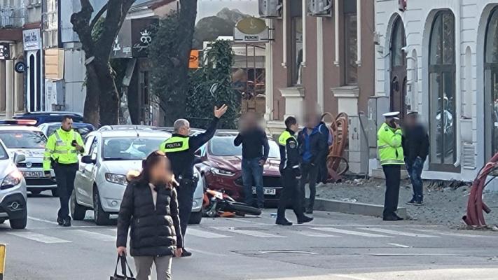 Motociclist lovit în plin, de o mașină în zona Casei de Pensii