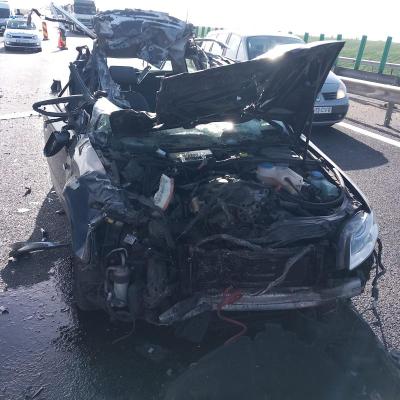 Mașină făcută praf într-un accident, pe A4