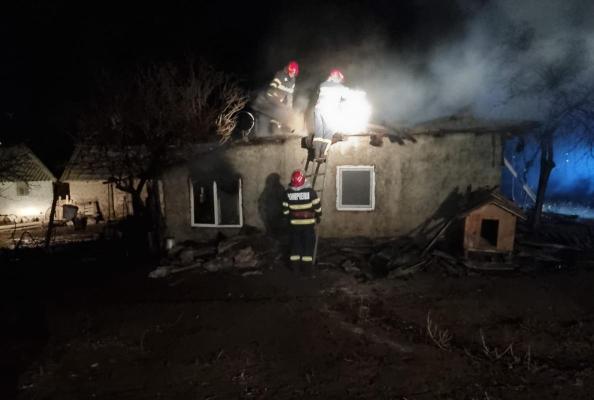 Acoperișul unei case, mistuit de flăcări, în localitatea Rahmanu. Video