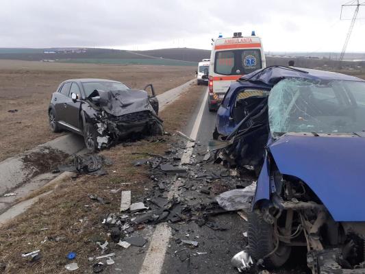 Impact grav pe DN22, în apropiere de Sibioara: două maşini făcute praf