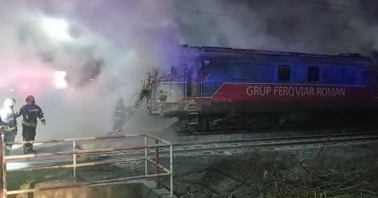 Locomotiva unui tren în care se aflau 50 de pasageri a luat foc