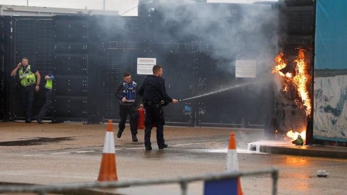 Poliţia antiteroristă britanică anchetează atacul cu bombe incediare împotriva unui centru de primire a migranţilor la Dover