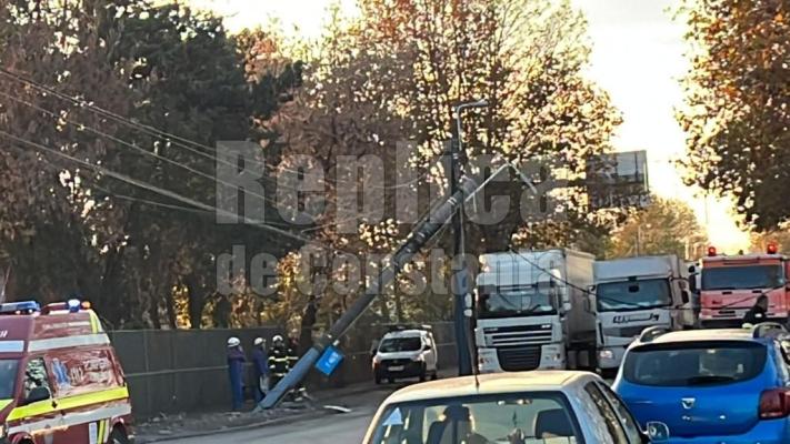 La un pas de tragedie: un TIR a doborât un stâlp pe I.C. Brătianu! Video