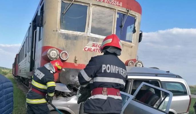 Un tren de pasageri a lovit o mașină în care se aflau 5 persoane