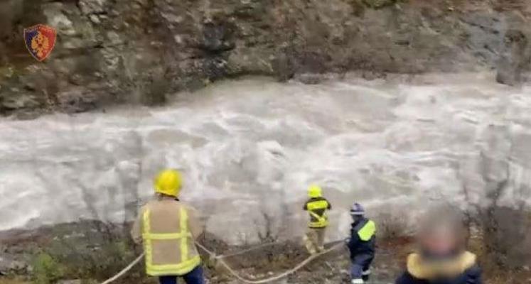 Doi morţi în inundaţii în nord-vestul ţării