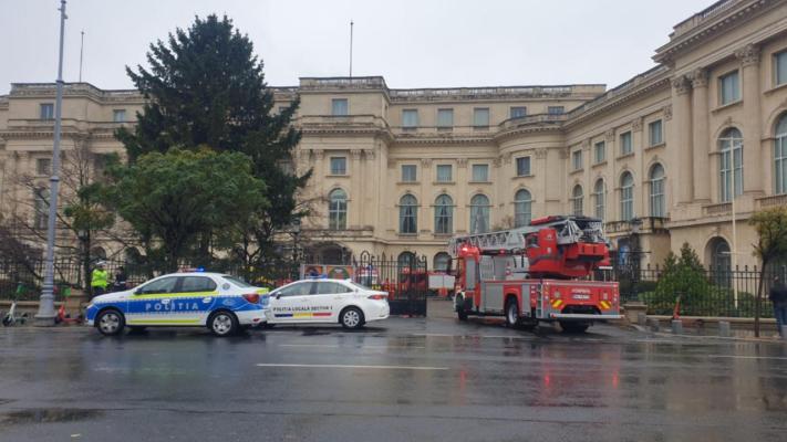 Incendiu la Palatul Regal din Capitală: 150 de persoane, evacuate 