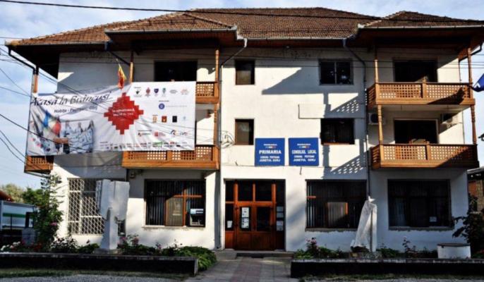 Un bărbat și-a dat foc în fața primăriei