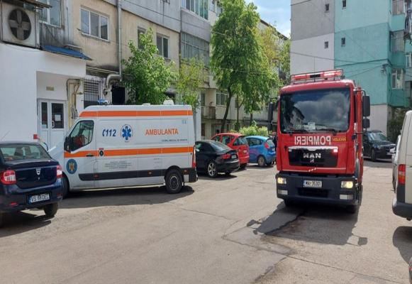 Pompierii au intervenit pe strada Unirii, unde a fost sesizat fum pe casa scării unui bloc 