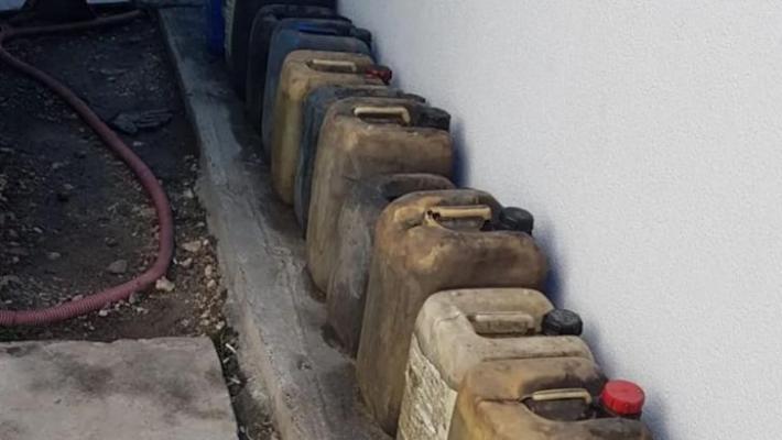 Percheziții la hoții de combustibil, în Olt, în ultimii 2 ani au furat peste 20 de tone de produse petroliere