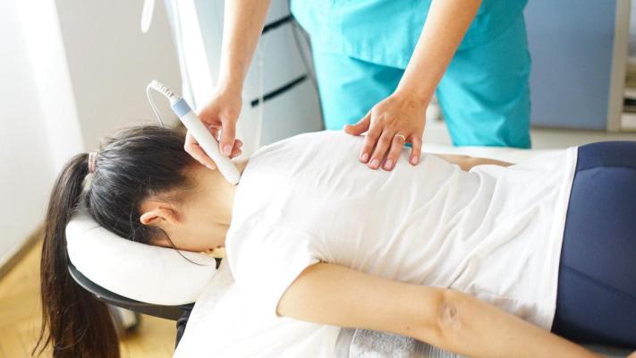 Guvernul vrea să excludă fizioterapia din lista serviciilor decontate prin CNAS