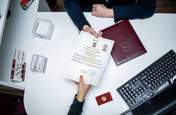 Lege adoptată: 10 ani de căsnicie cu un român, criteriu de acordare a cetăţeniei române pentru străini