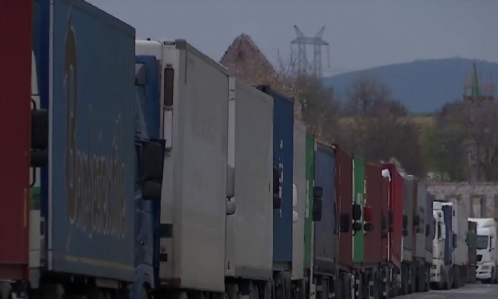 Cozi uriase de TIR-uri din cauza penelor de curent din Ucraina Cozi uriaşe de TIR-uri din cauza penelor de curent din Ucraina