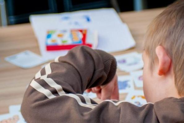 Copii cu handicap, somaţi să repare maşina de poliţie care le-a ucis tatăl