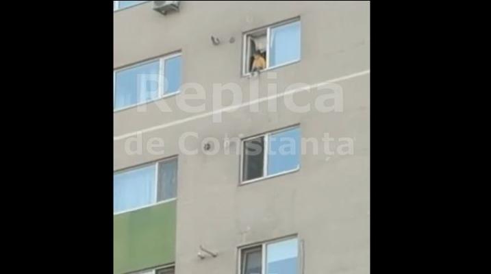 Șocant! Copilă de 4 ani, cu autism, surprinsă ieșind pe geam, la etajul 9 al unui bloc din Constanța. Video
