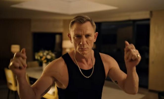 Daniel Craig îşi arată talentul de dansator într-o reclamă regizată de un cineast premiat cu Oscar