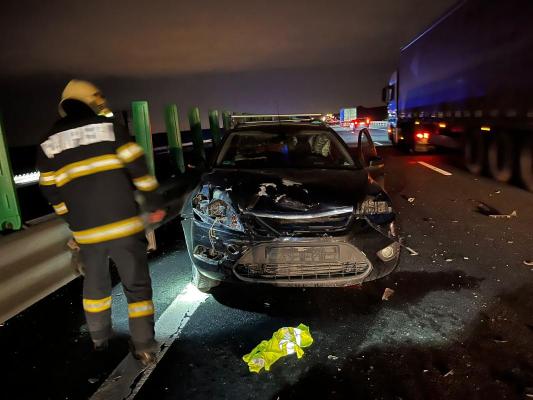 Carambol între trei autoturisme, urmat de incendiu, pe A2