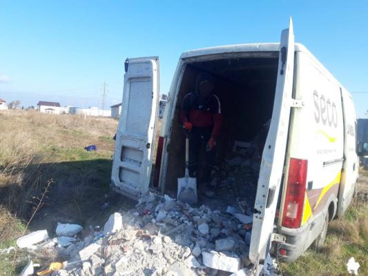 Autoutilitară, plină cu deșeuri, confiscată de polițiștii locali constănțeni 