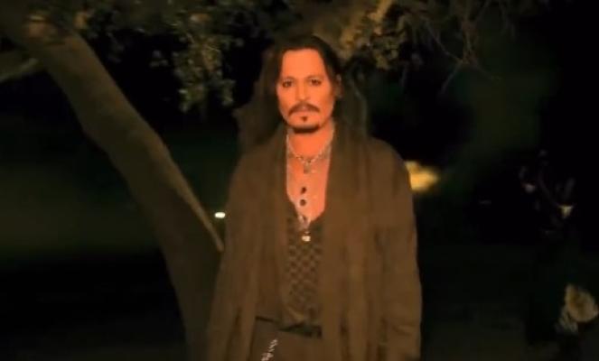 Johnny Depp şi-a făcut apariţia la prezentarea de modă Savage Fenty a cântăreţei Rihanna