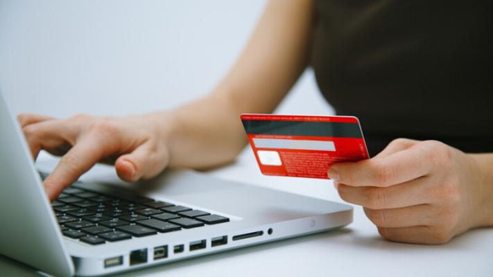 Poți rămâne fără banii de pe card și fără ca hoții să aibă acces fizic la el
