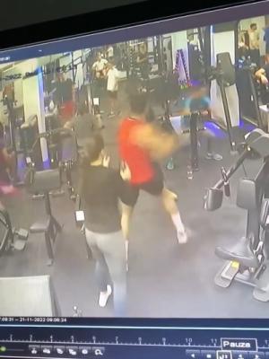 Bătaie ca-n Vestul Sălbatic, într-o sală de fitness. Video