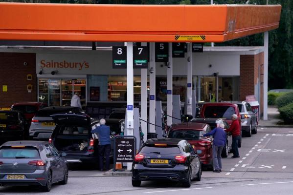 Londra cumpără liniștită petrol de la Moscova în continuare 